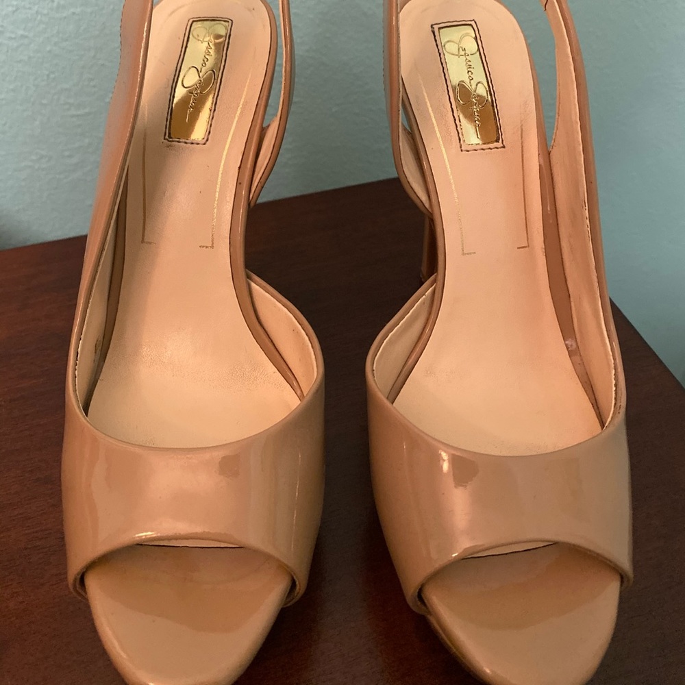JESSICA SIMPSON Beige Patent Faux Leather Pumps
